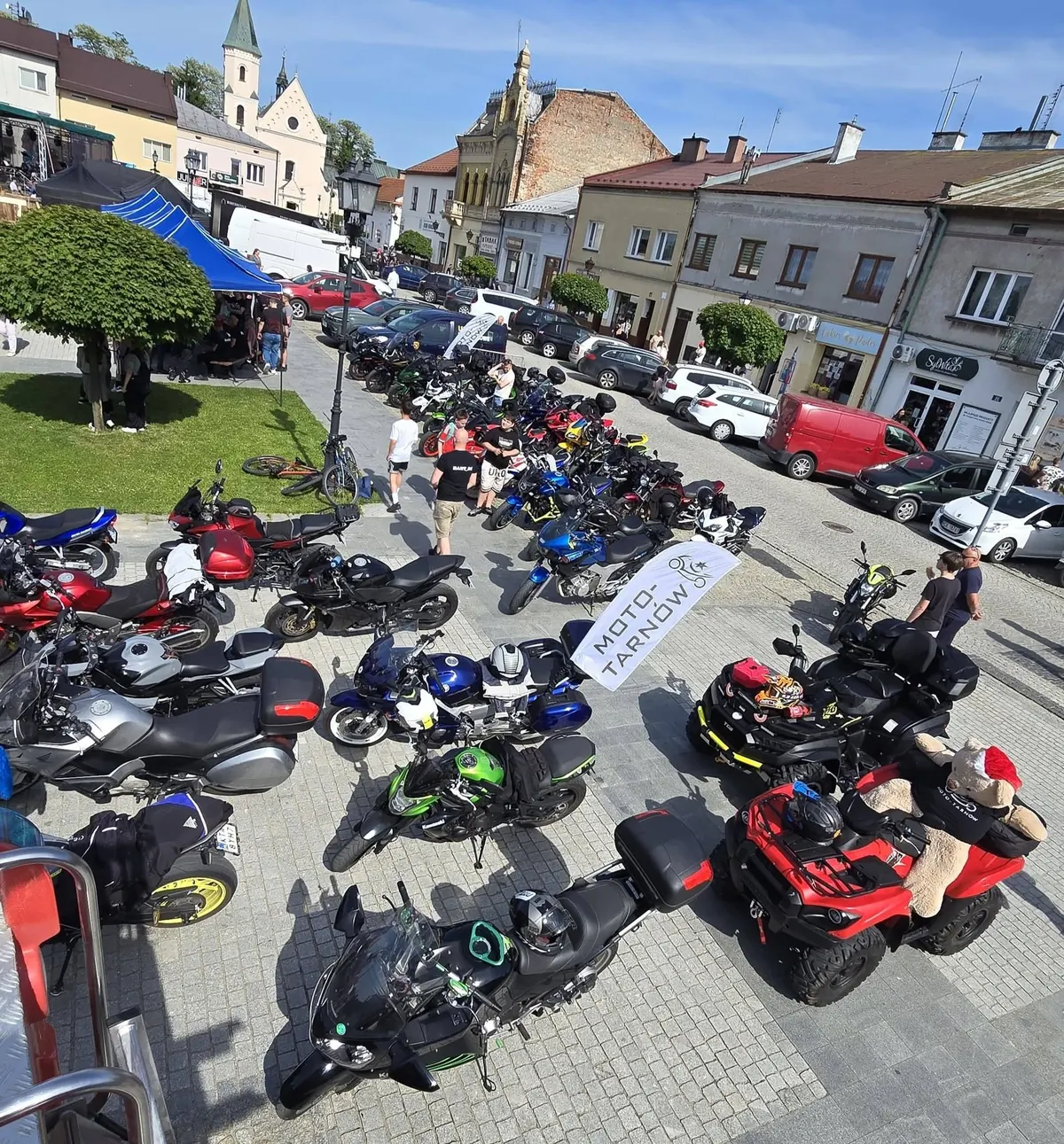 Kilkadziesiąt motocykli ekipy ustawionych na rynku