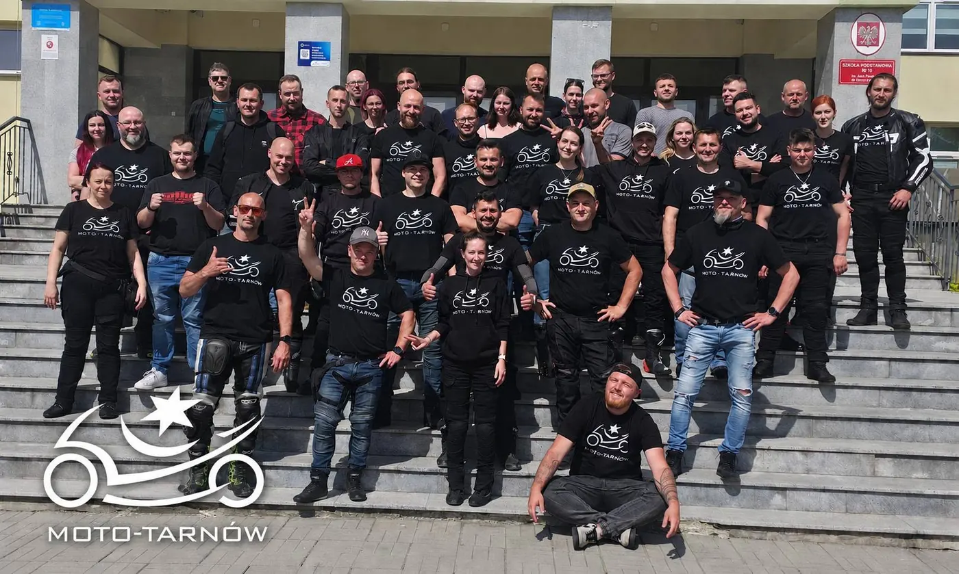 Ekipa Moto-Tarnów na schodach, w koszulkach grupy