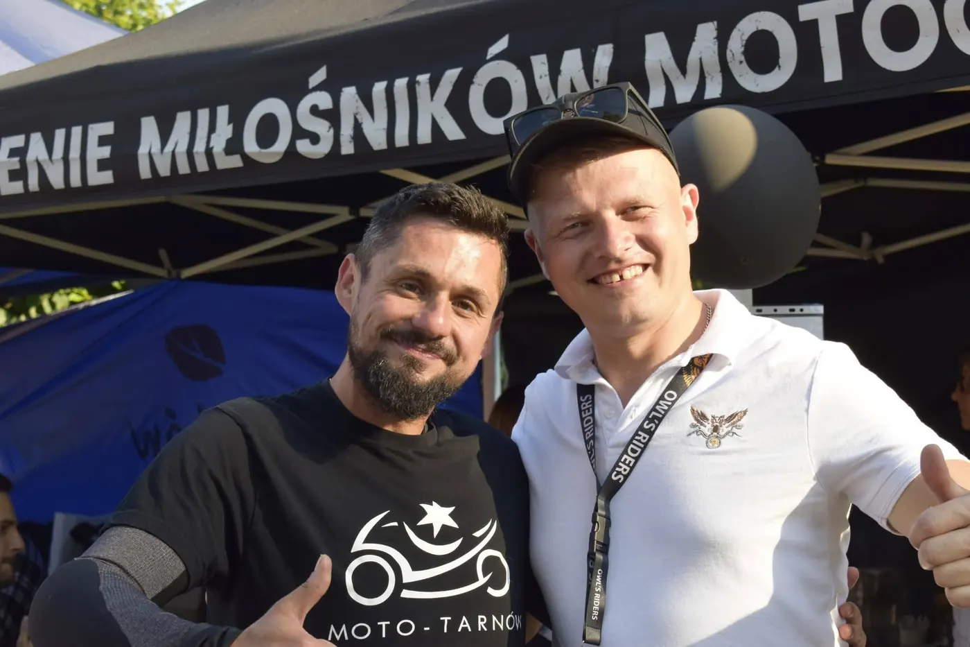 Członek Moto-Tarnów w koszulce grupy z kolegą z zaprzyjaźnionego klubu przy namiocie festiwalu